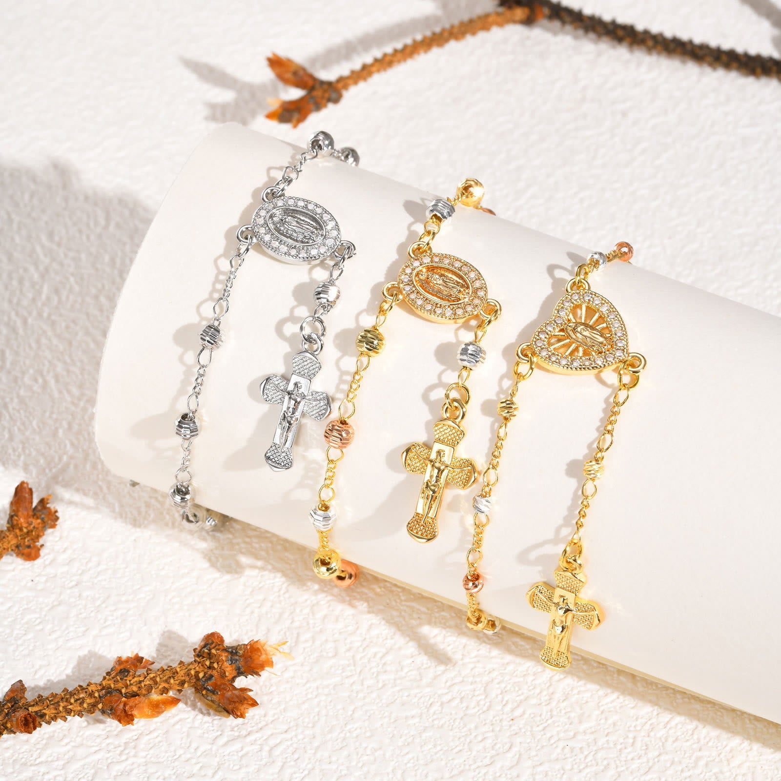 Bracelet pendentif Notre-Dame et Crucifix : Sa grâce à votre poignet