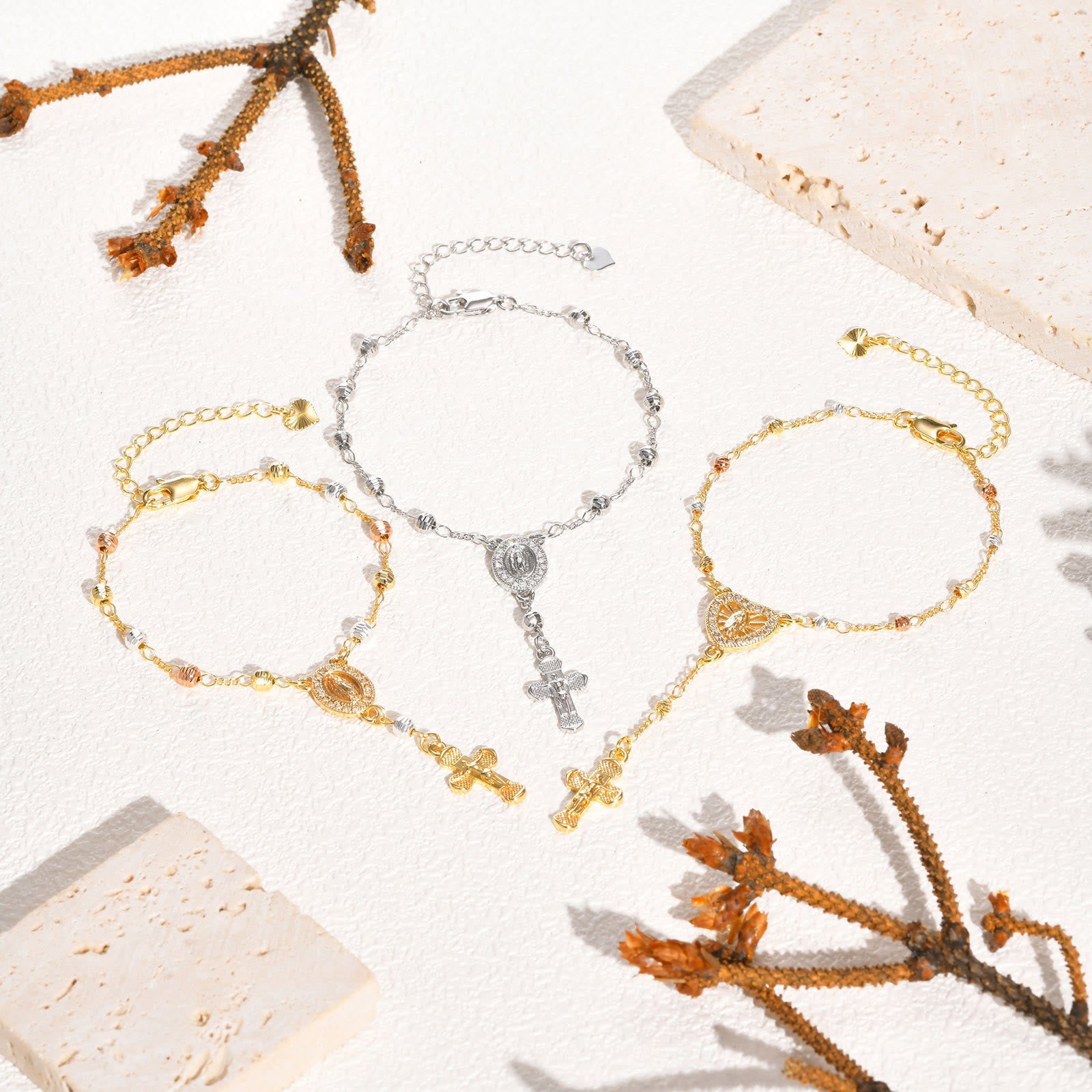 Bracelet pendentif Notre-Dame et Crucifix : Sa grâce à votre poignet