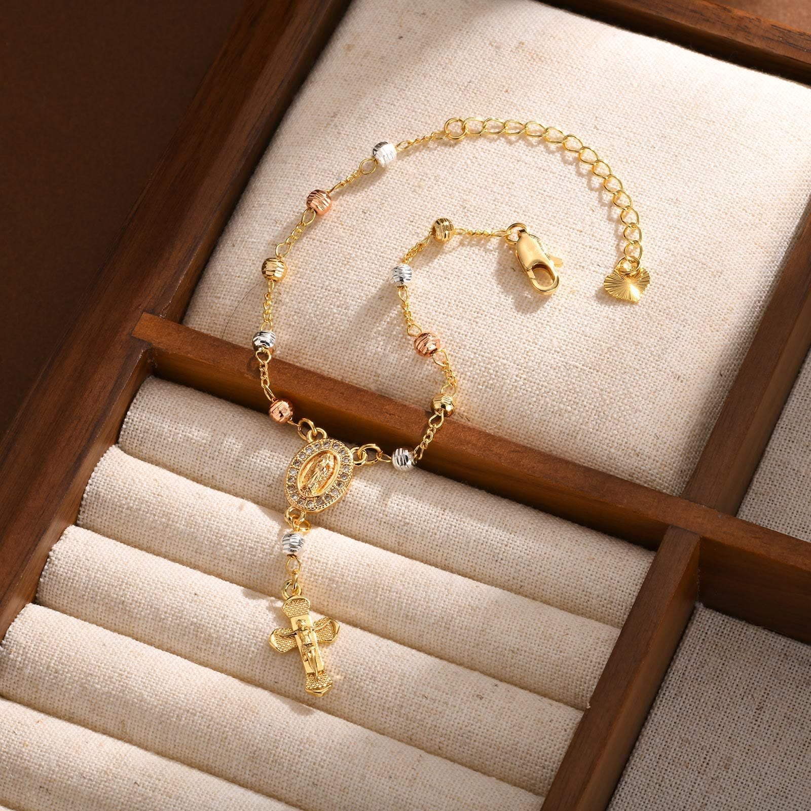 Bracelet pendentif Notre-Dame et Crucifix : Sa grâce à votre poignet