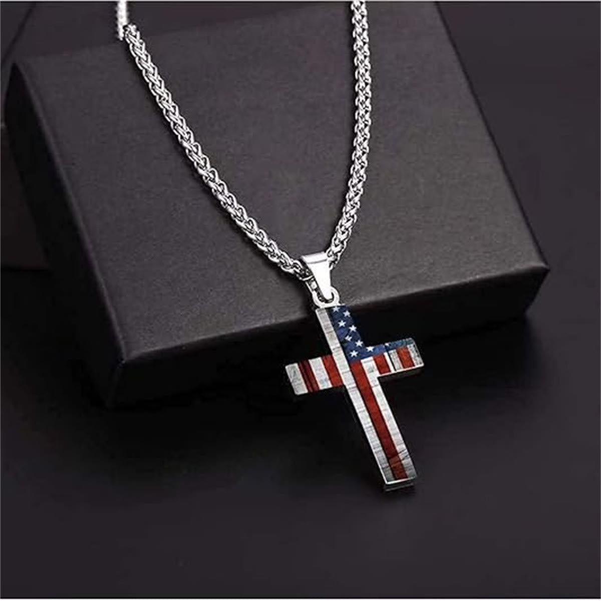 Collar Cruz de Metal con Motivo de Bandera Americana: Lleva la Fe y el Honor Cerca del Corazón