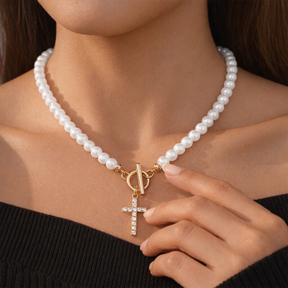 Elegante collar con dije de cruz y cuentas, cierre de palanca: lleva Su consuelo a diario