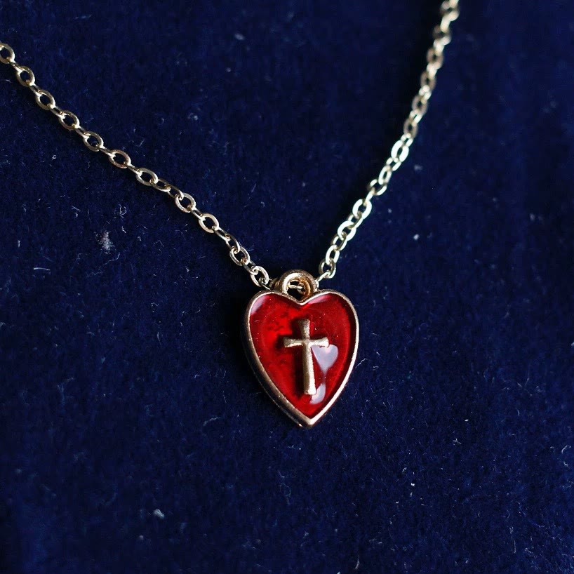 Collier et boucles d'oreilles assortis Cœur et Croix : Incarnez son amour tendre