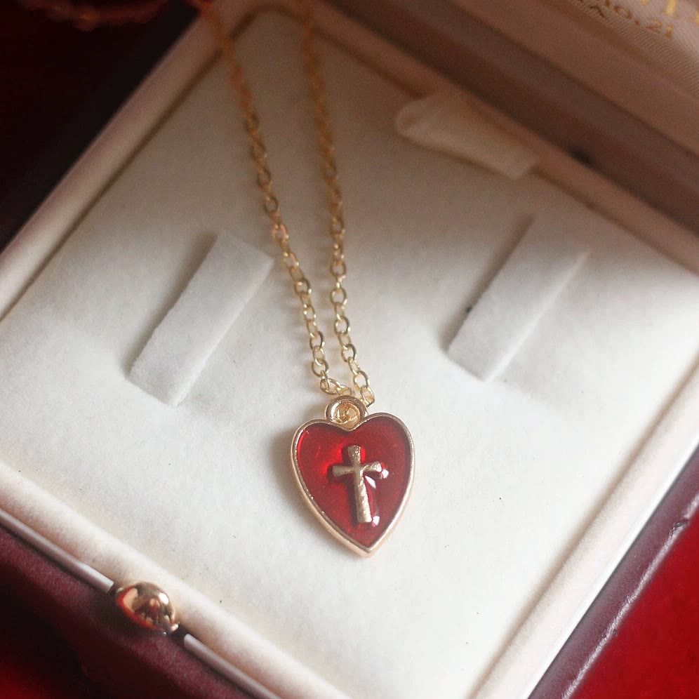 Collier et boucles d'oreilles assortis Cœur et Croix : Incarnez son amour tendre