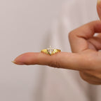 Anillo Cruz Plateada con Detalles de Zirconia Cúbica: Encarna Su Protección Angélica