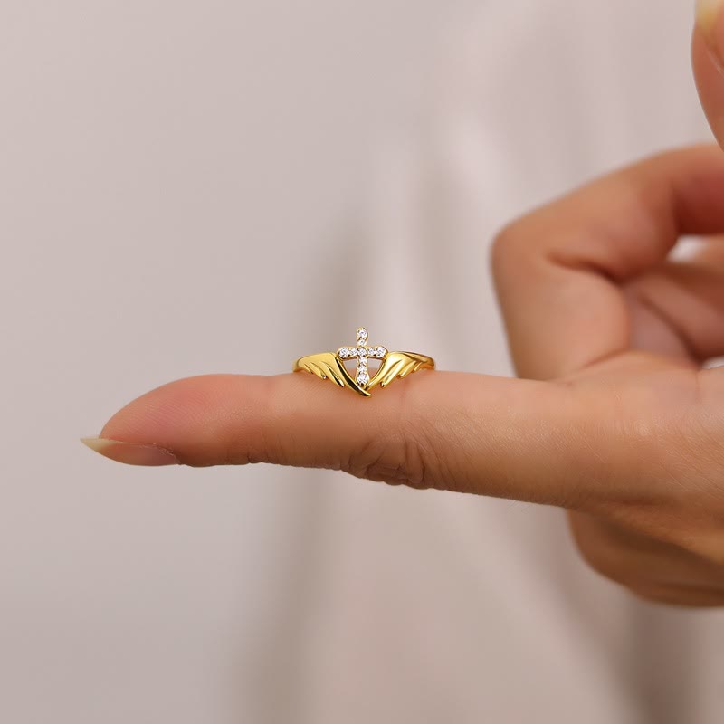 Anillo Cruz Plateada con Detalles de Zirconia Cúbica: Encarna Su Protección Angélica