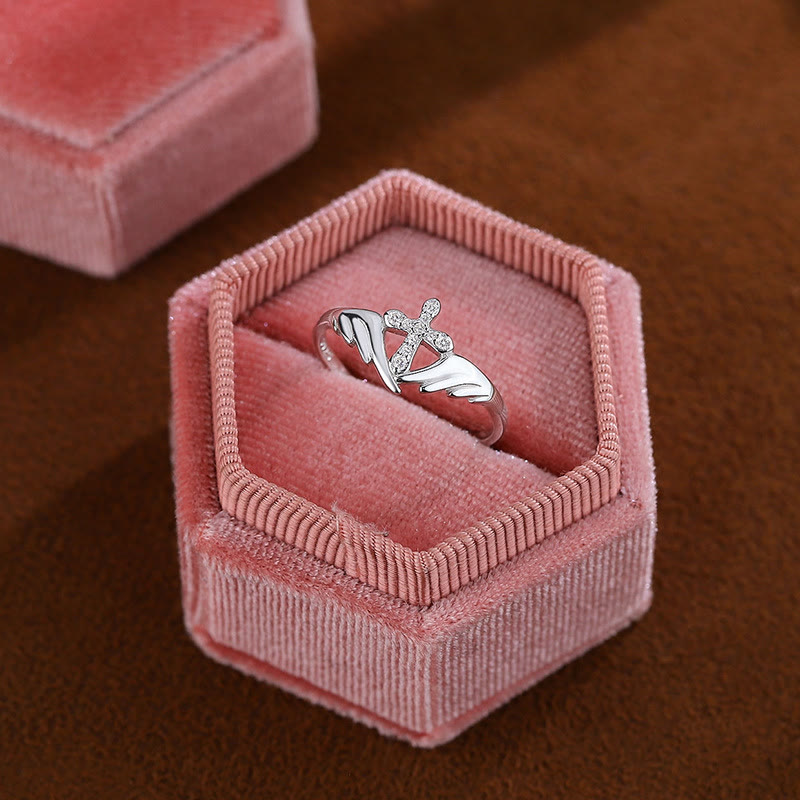 Anillo Cruz Plateada con Detalles de Zirconia Cúbica: Encarna Su Protección Angélica