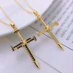 Collar Cruz de Inspiración con Clavos y Circonita Cúbica: Lleva Su Gracia Cerca