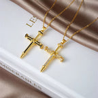 Collar Cruz de Inspiración con Clavos y Circonita Cúbica: Lleva Su Gracia Cerca