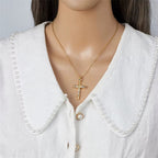 Collar Cruz de Inspiración con Clavos y Circonita Cúbica: Lleva Su Gracia Cerca