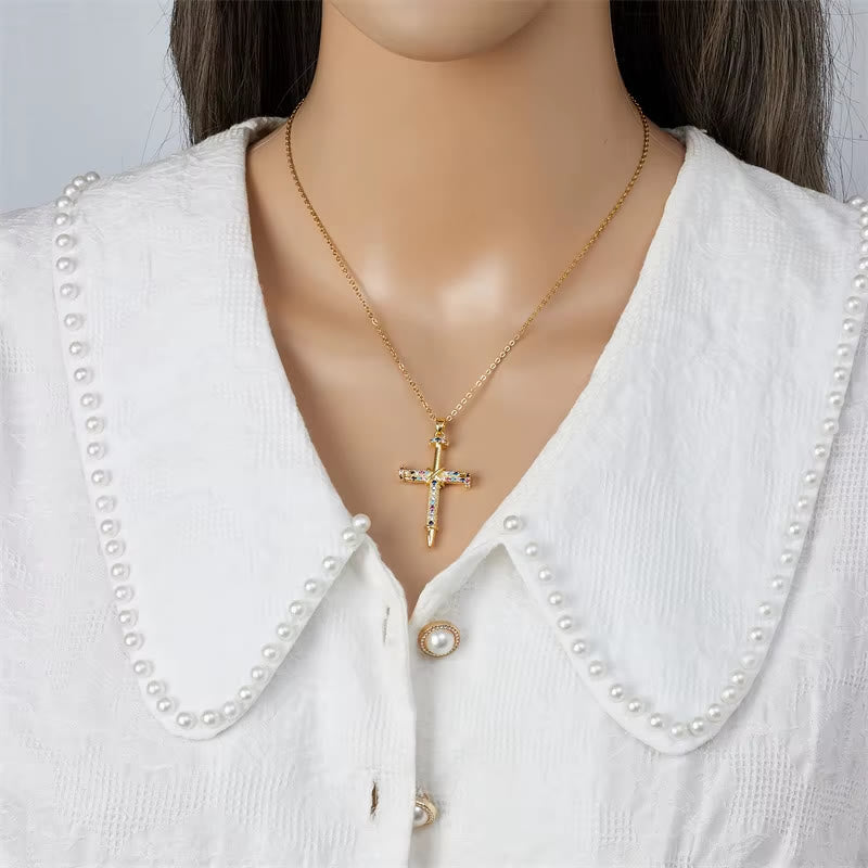 Collar Cruz de Inspiración con Clavos y Circonita Cúbica: Lleva Su Gracia Cerca