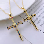 Collar Cruz de Inspiración con Clavos y Circonita Cúbica: Lleva Su Gracia Cerca