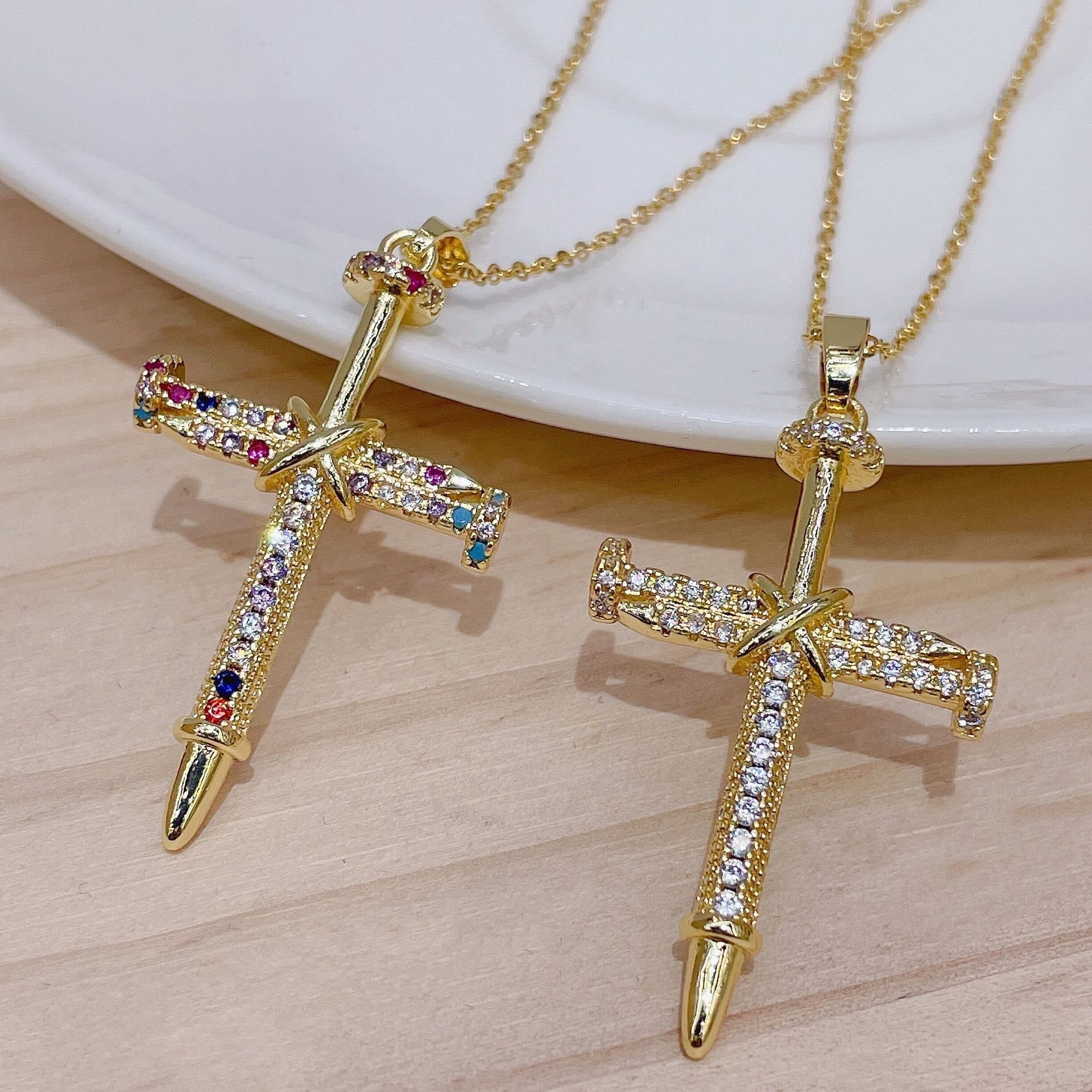 Collar Cruz de Inspiración con Clavos y Circonita Cúbica: Lleva Su Gracia Cerca