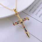 Collar Cruz de Inspiración con Clavos y Circonita Cúbica: Lleva Su Gracia Cerca