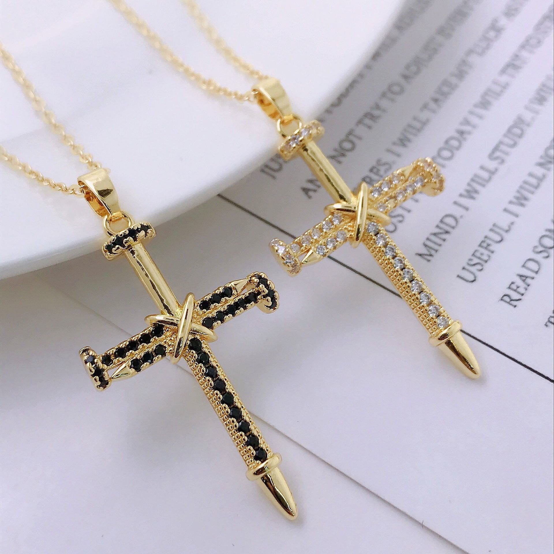 Collar Cruz de Inspiración con Clavos y Circonita Cúbica: Lleva Su Gracia Cerca