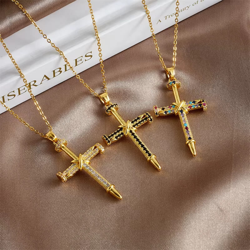 Collar Cruz de Inspiración con Clavos y Circonita Cúbica: Lleva Su Gracia Cerca
