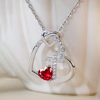 Collar de cruz del Sagrado Corazón con acento de color: un vínculo diario con Su amor