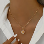 Collier ovale Notre-Dame avec oxyde de zirconium serti : Incarnation de sa grâce tendre