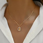 Collier ovale Notre-Dame avec oxyde de zirconium serti : Incarnation de sa grâce tendre