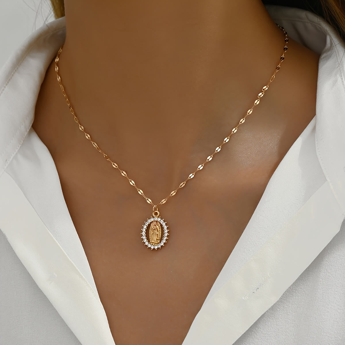 Collier ovale Notre-Dame avec oxyde de zirconium serti : Incarnation de sa grâce tendre