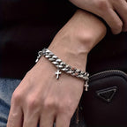 Pulsera de cadena barbada con dijes de cruz colgantes: Personifica Su Gracia Audaz