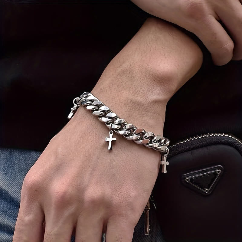 Pulsera de cadena barbada con dijes de cruz colgantes: Personifica Su Gracia Audaz