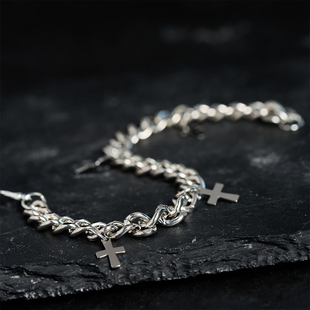 Pulsera de cadena barbada con dijes de cruz colgantes: Personifica Su Gracia Audaz