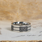 Anillo metálico con letras de JESÚS en negrita: Lleva Su Gracia en tu uso diario