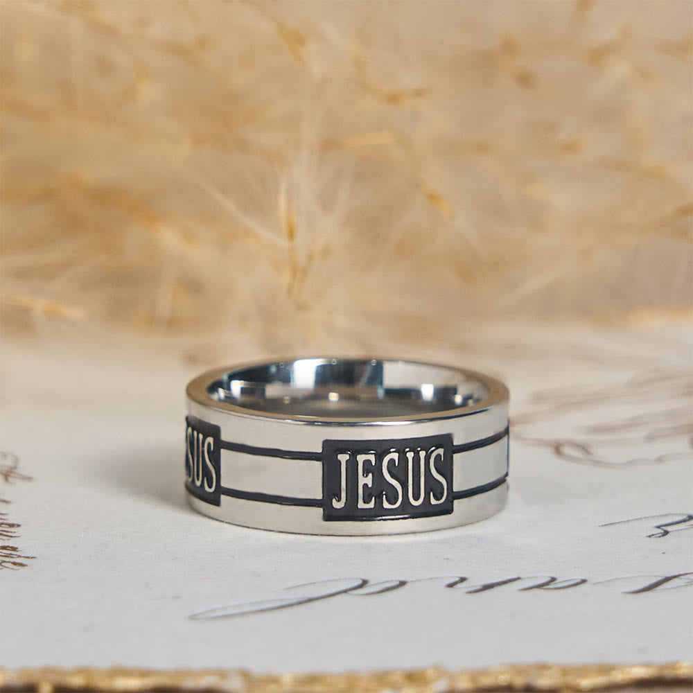 Anillo metálico con letras de JESÚS en negrita: Lleva Su Gracia en tu uso diario