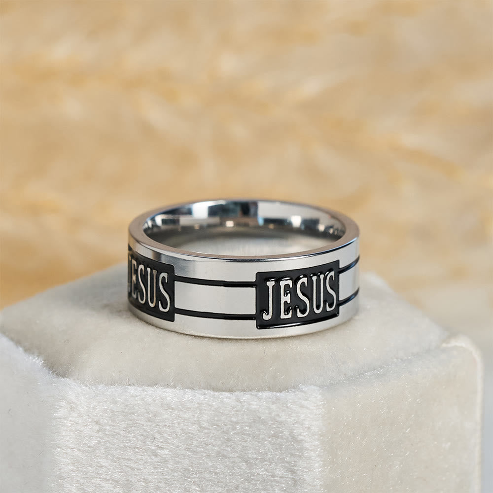 Anillo metálico con letras de JESÚS en negrita: Lleva Su Gracia en tu uso diario