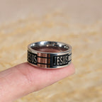 Anillo metálico con letras de JESÚS en negrita: Lleva Su Gracia en tu uso diario