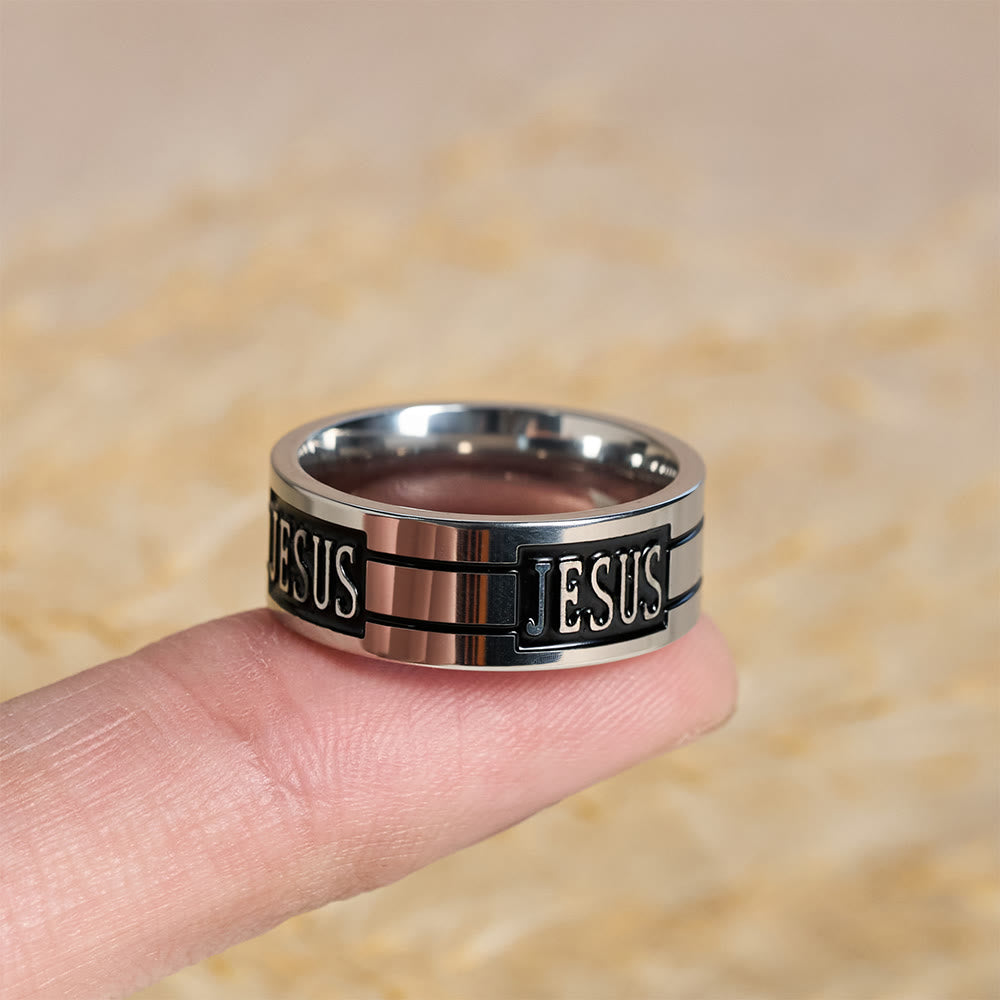 Anillo metálico con letras de JESÚS en negrita: Lleva Su Gracia en tu uso diario