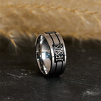 Anillo metálico con letras de JESÚS en negrita: Lleva Su Gracia en tu uso diario