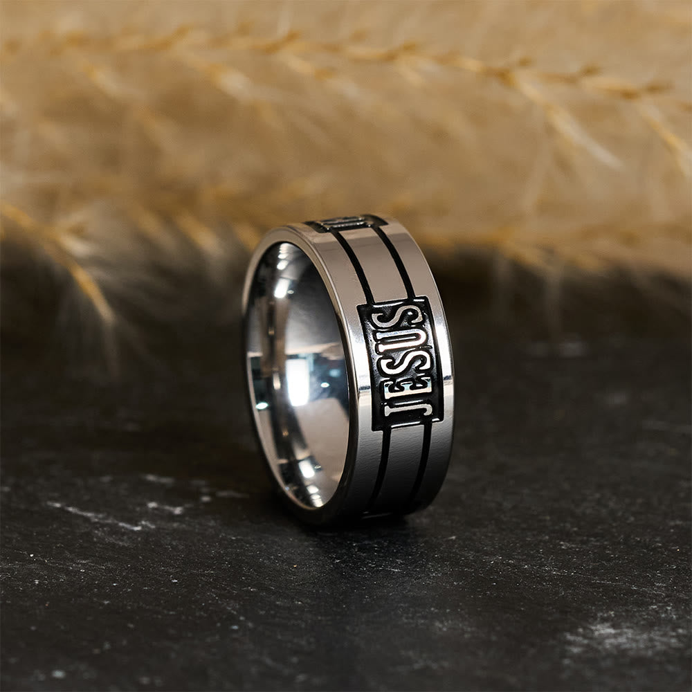 Anillo metálico con letras de JESÚS en negrita: Lleva Su Gracia en tu uso diario