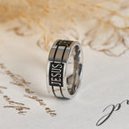 Anillo metálico con letras de JESÚS en negrita: Lleva Su Gracia en tu uso diario