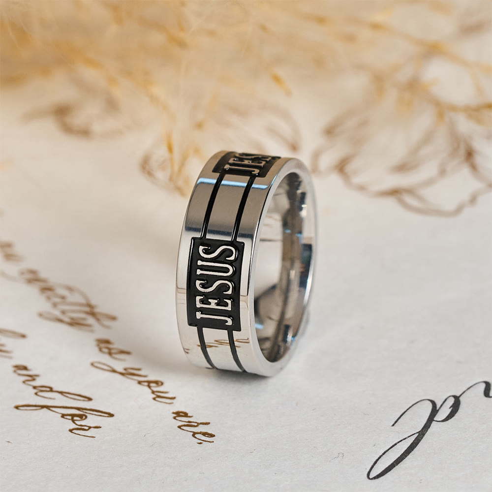 Anillo metálico con letras de JESÚS en negrita: Lleva Su Gracia en tu uso diario