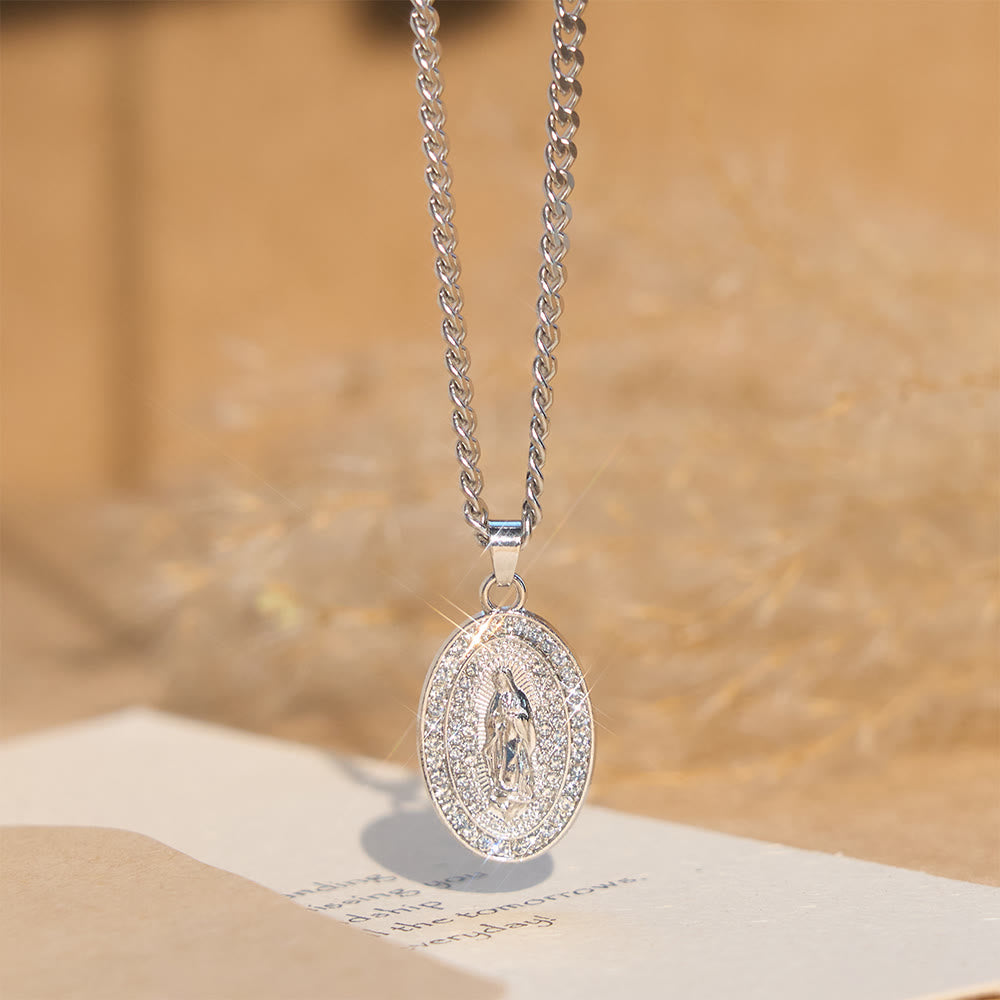 Collar con colgante ovalado de Nuestra Señora Brillante: Encarna Su Tierna Intercesión