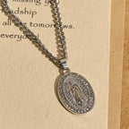 Collar con colgante ovalado de Nuestra Señora Brillante: Encarna Su Tierna Intercesión