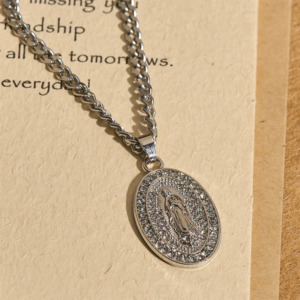 Collar con colgante ovalado de Nuestra Señora Brillante: Encarna Su Tierna Intercesión