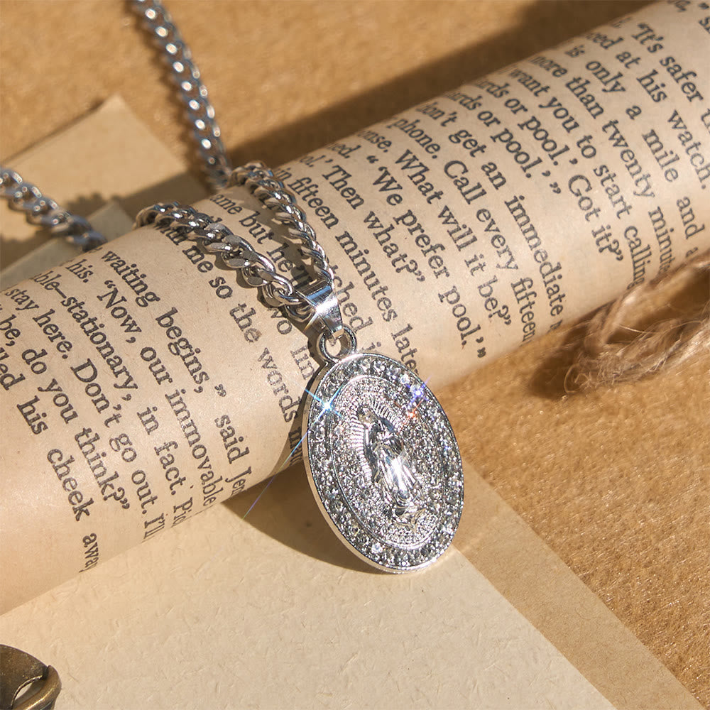 Collar con colgante ovalado de Nuestra Señora Brillante: Encarna Su Tierna Intercesión