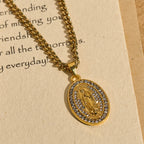 Collar con colgante ovalado de Nuestra Señora Brillante: Encarna Su Tierna Intercesión