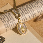 Collar con colgante ovalado de Nuestra Señora Brillante: Encarna Su Tierna Intercesión