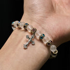 Pulsera Cruz de Ágata Verde Esmerilada y Cristal Blanco: Fe Suave en Textura Luminosa