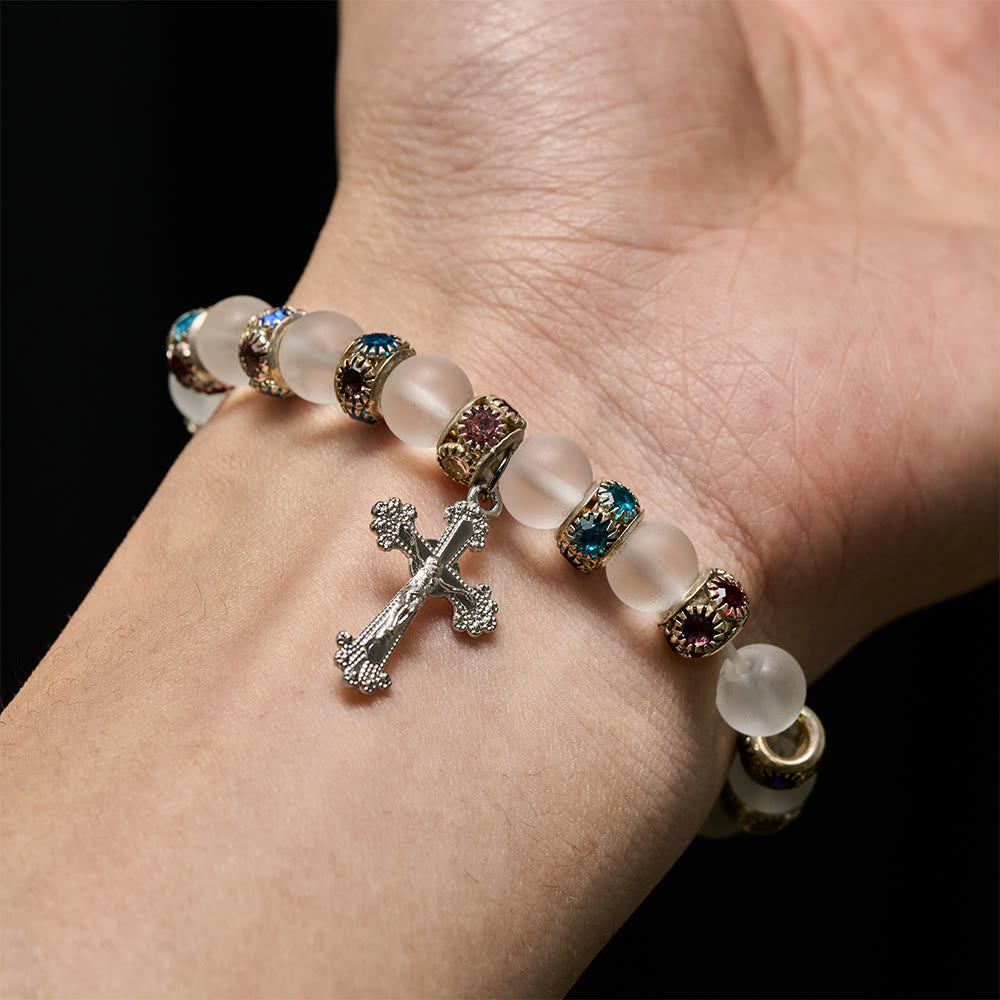 Pulsera Cruz de Ágata Verde Esmerilada y Cristal Blanco: Fe Suave en Textura Luminosa