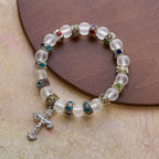 Pulsera Cruz de Ágata Verde Esmerilada y Cristal Blanco: Fe Suave en Textura Luminosa