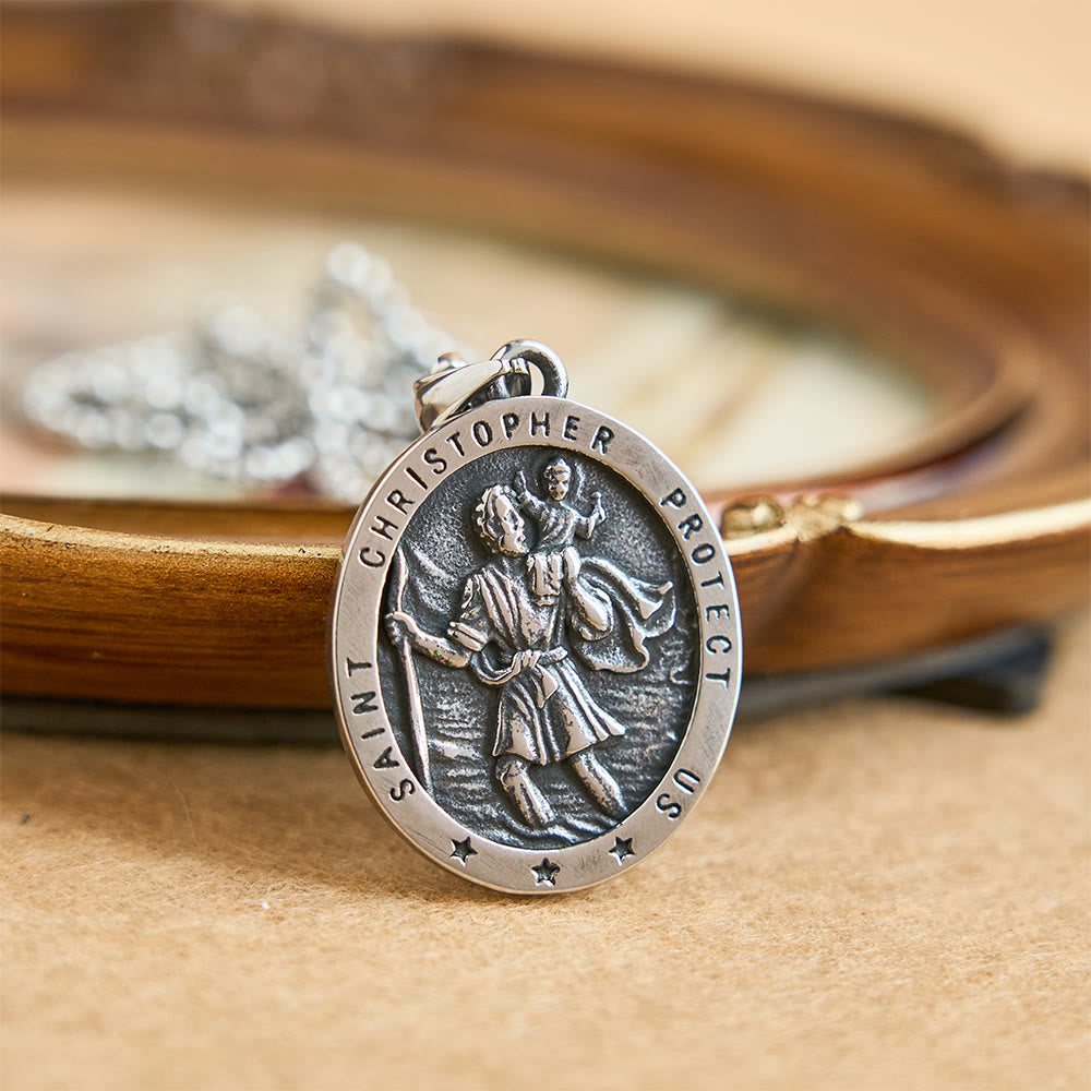Collar de Medallón Ovalado de San Cristóbal Protégenos: Encarna Su Protección de Viajero
