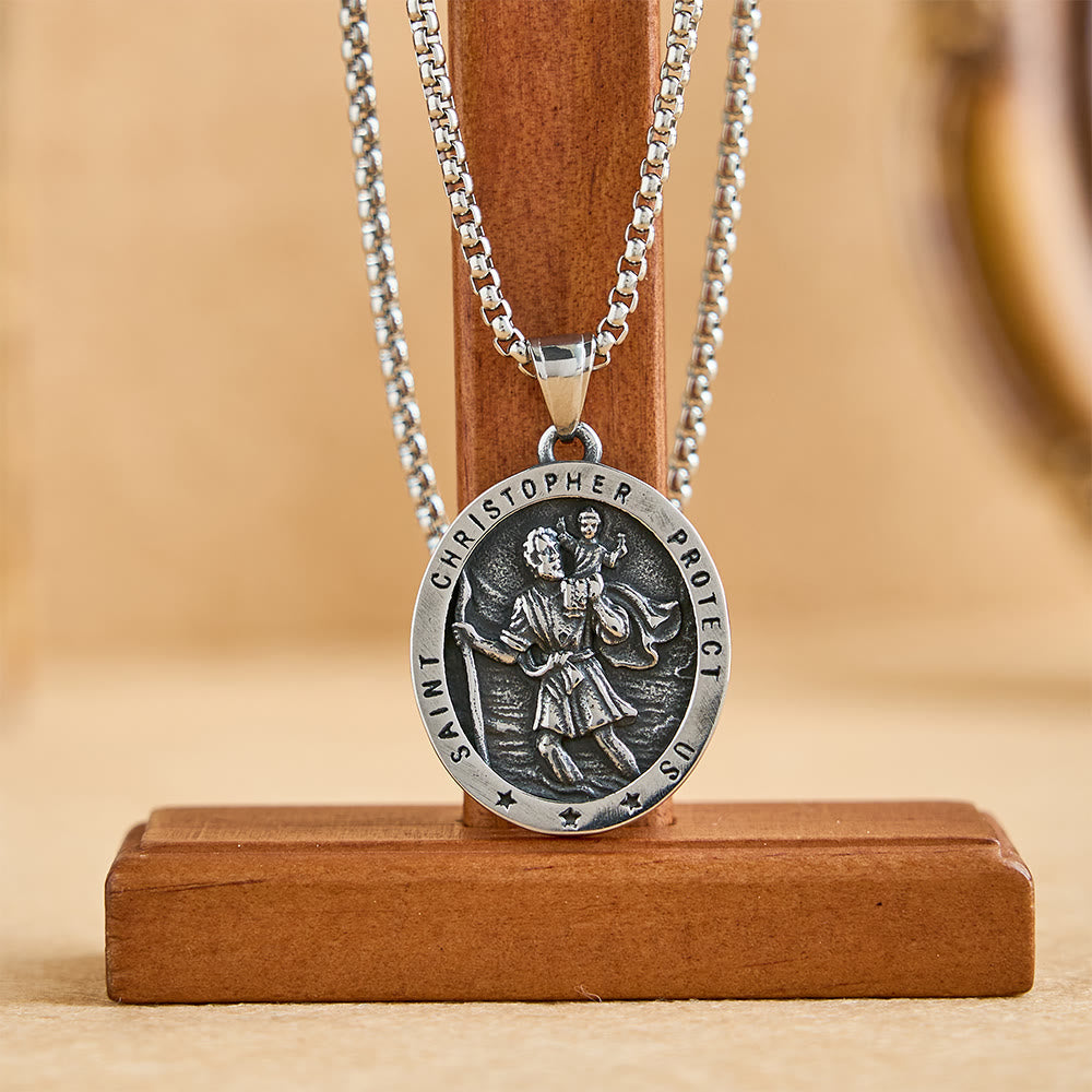 Collar de Medallón Ovalado de San Cristóbal Protégenos: Encarna Su Protección de Viajero