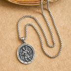 Collar de Medallón Ovalado de San Cristóbal Protégenos: Encarna Su Protección de Viajero