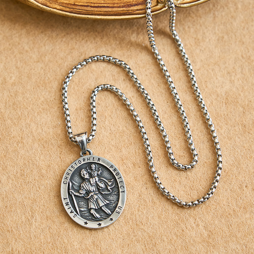Collar de Medallón Ovalado de San Cristóbal Protégenos: Encarna Su Protección de Viajero