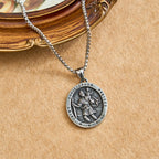 Collar de Medallón Ovalado de San Cristóbal Protégenos: Encarna Su Protección de Viajero