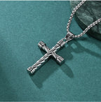Collar con colgante de cruz de textura retorcida: encarna su fuerza duradera